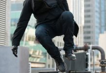 DEAPLANETA estrenará en España ASESINOS DE ÉLITE el 18 de noviembre