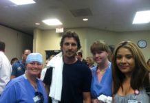 CHRISTIAN BALE visita a las víctimas de la matanza de Colorado