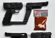 FREAKLAND pone a la venta la reproducción de la pistola de «V: LOS VISITANTES» Freakland V Pistola láser. Blaster prop