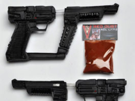 FREAKLAND pone a la venta la reproducción de la pistola de «V: LOS VISITANTES» Freakland V Pistola láser. Blaster prop