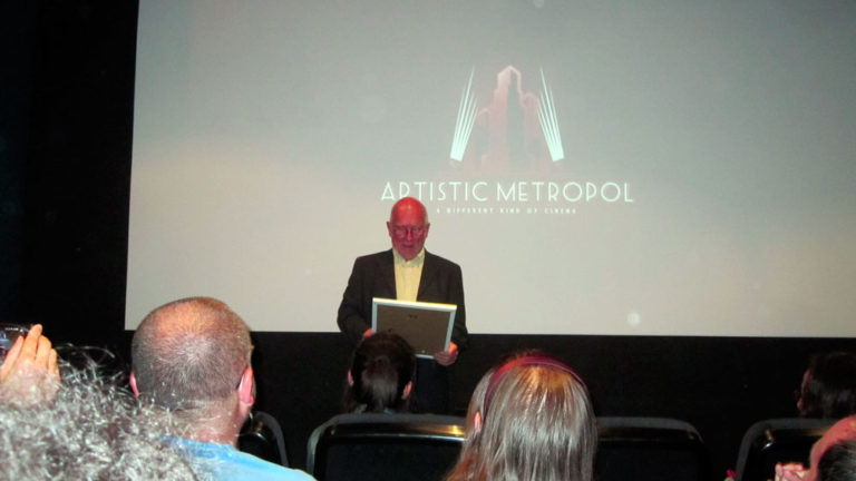 Colin Arthur recibe la Butaca de Honor en la sala Artistic Metropol