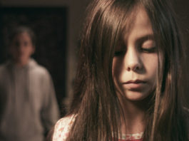 Ya puedes ver gratis el cortometraje de terror «NO MIRES AHÍ» No mires ahí, de Daniel Romero