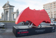 Los emblemas de los protagonistas de «BATMAN v SUPERMAN» toman Madrid