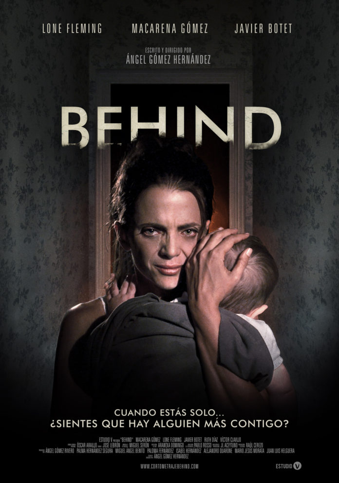 BEHIND poster en Español