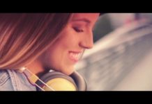 Auriculares Bluetooth HTX80B de Panasonic con diseño retro