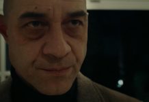 Crítica: BAJO LA ROSA. Un extraño llama a la puerta