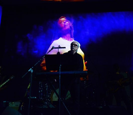 SITGES 2018 DÍA #11: Shyamalan y Carpenter firman un final de oro John Carpenter, durante su concierto en el Festival de Sitges.