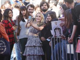 SITGES 2018 #DÍA 4: Las series también brillan en Sitges Kiernan Shipka, protagonista de 'Las escalofriantes aventuras de Sabrina', atiende a sus fans en Sitges.