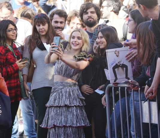 SITGES 2018 #DÍA 4: Las series también brillan en Sitges Kiernan Shipka, protagonista de 'Las escalofriantes aventuras de Sabrina', atiende a sus fans en Sitges.