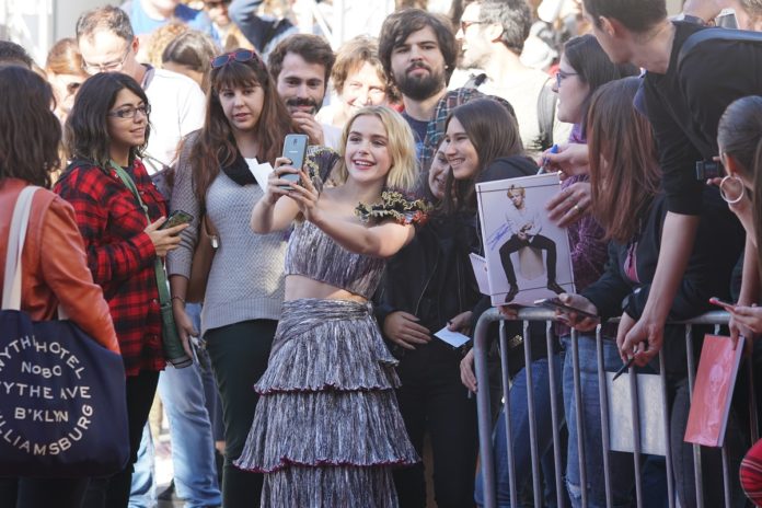 sabrina Kiernan Shipka, protagonista de 'Las escalofriantes aventuras de Sabrina', atiende a sus fans en Sitges.