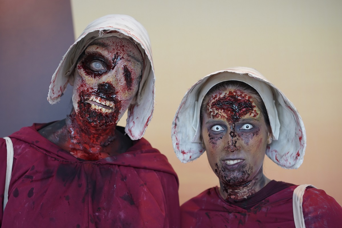 Hordas de muertos vivientes volvieron a tomar Sitges con motivo de la Zombie Walk.