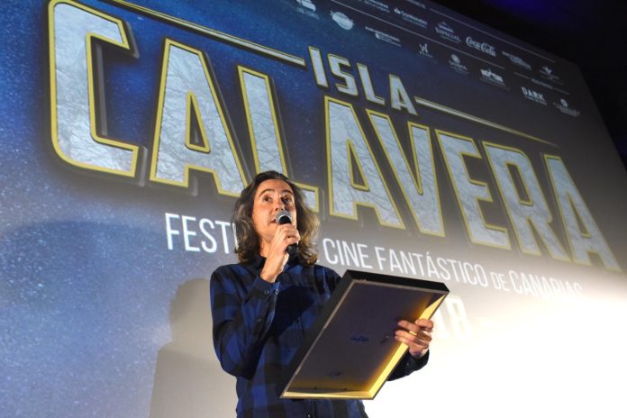 Diego López recoge el Premio Isla Calavera a la Difusión del Fantástico 2018. | Foto: Sergio Méndez