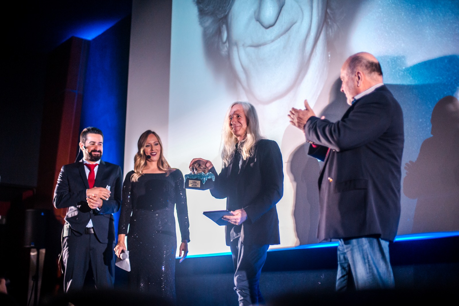 Mick Garris recibió el Premio Isla Calavera de Honor 2018 en el marco de la Gala de Apertura del Festival, de manos del viceconsejero de Cultura Aurelio González. 
