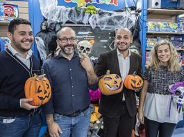 Este Halloween Santa Cruz de Tenerife contará con la primera Zombie Walk de la ciudad De izquierda a derecha, el consejero de Empleo del Cabildo de Tenerife, Leopoldo Benjumea; Daniel Fumero, organizador de la Tenerife Zombie Walk; el concejal de Promoción Económica del Ayuntamiento de Santa Cruz de Tenerife, Alfonso Cabello; y la representante de Jugueterías Arvelo, Sonia Arvelo.