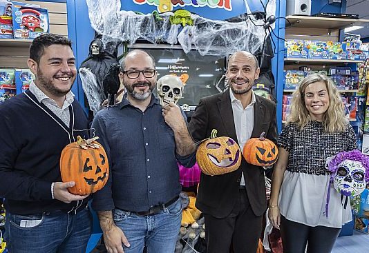Este Halloween Santa Cruz de Tenerife contará con la primera Zombie Walk de la ciudad De izquierda a derecha, el consejero de Empleo del Cabildo de Tenerife, Leopoldo Benjumea; Daniel Fumero, organizador de la Tenerife Zombie Walk; el concejal de Promoción Económica del Ayuntamiento de Santa Cruz de Tenerife, Alfonso Cabello; y la representante de Jugueterías Arvelo, Sonia Arvelo.