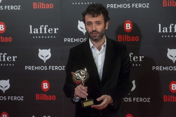 Rodrigo Sorogoyen con su Premio Feroz a la mejor dirección por 'El Reino'.
