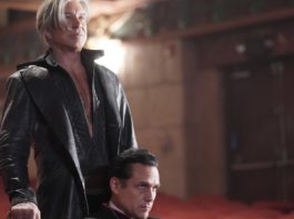 ‘NIGHTMARE CINEMA’ estrena tráiler con sus imágenes más poderosas Mickey Rourke es el Proyeccionista en 'Nightmare Cinema'.