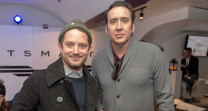 nicolas-cage-elijah-wood-premiere-mandy-at-sundance-2018 Elijah Wood y Nicolas Cage (productor y protagonista del nuevo título de SpectreVision) son viejos conocidos e incluso llegaron a actuar juntos en 2016 en la cinta 'Policías corruptos'.