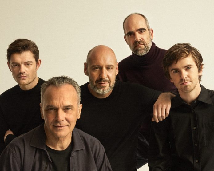 WAY DOWN_Sam Riley, Freddie Highmore, Jaume Balagueró, Jose Coronado, Luis Tosar - © Javier Biosca 109_sm El director Jaume Balagueró entre Sam Riley, Freddy Higmore, Jose Coronado y Luis Tosar, miembros del reparto de 'Way down'. | Foto: Javier Biosca
