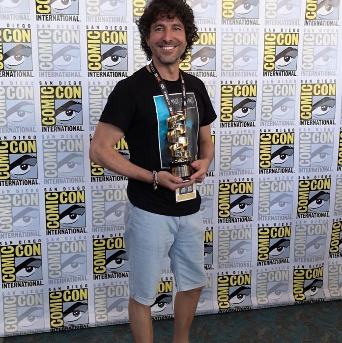 Fran Casanova posa con el Premio al Mejor Cortometraje de Terror / Suspense de la Comic-Con de San Diego 2019.