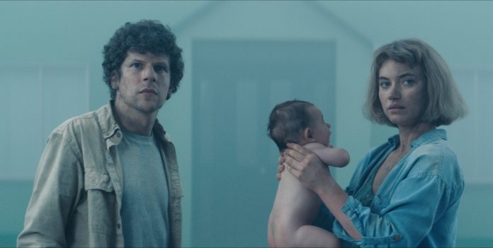 Jesse Eisenberg e Imogen Poots protagonizan 'Vivarium', uno de los títulos que competirán en el Festival de Sitges.