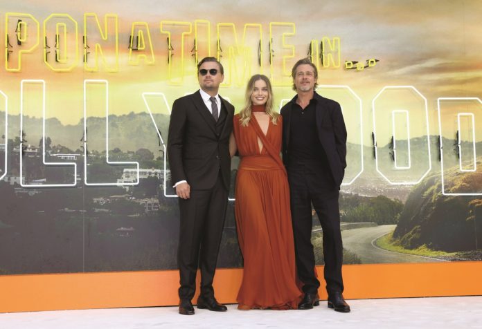 Leonardo DiCaprio, Margot Robbie y Brad Pitt en la première en Londres de 'Érase una vez en... Hollywood'. Foto: P. Whitby/ Sony Pictures