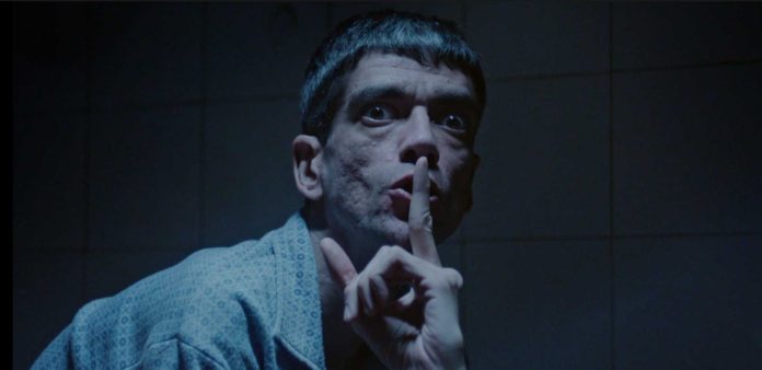 Javier Botet protagoniza 'Amigo'. El Ojo Mecánico