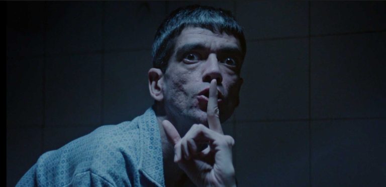 Javier Botet protagoniza 'Amigo'. El Ojo Mecánico