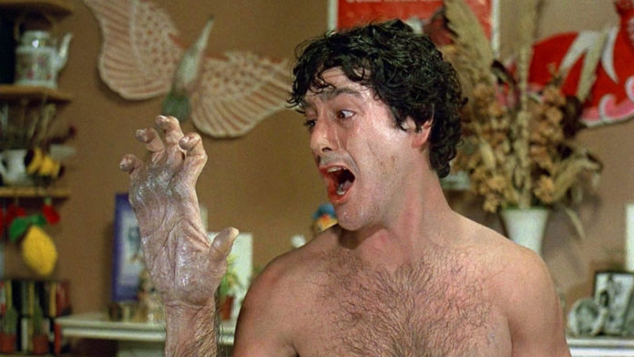 La mítica secuencia de la transformación de ‘Un hombre lobo americano en Londres’ está considerada una de las mejores puestas en escena de efectos especiales físicos de la historia del cine. La mítica secuencia de la transformación de ‘Un hombre lobo americano en Londres’ está considerada una de las mejores puestas en escena de efectos especiales físicos de la historia del cine.
