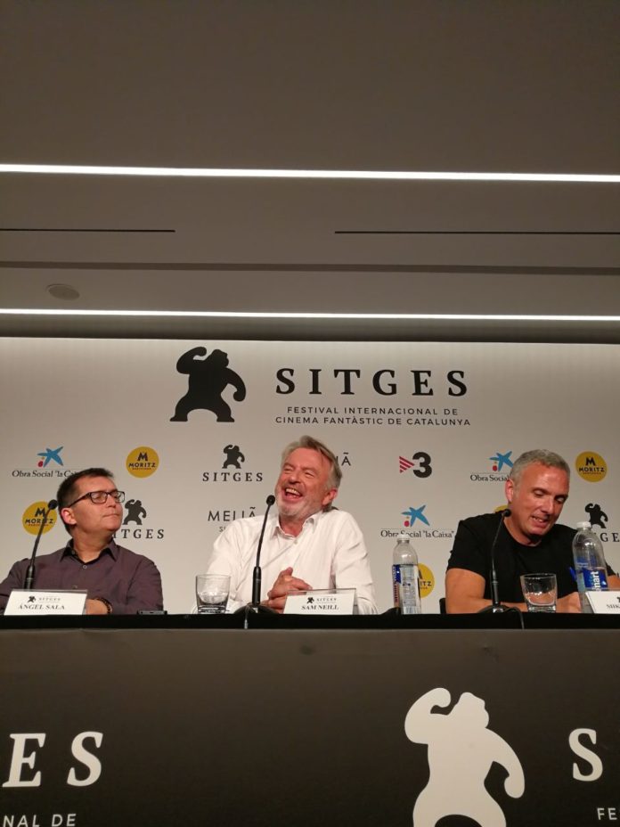 Sam Neill, quien volverá al papel de Alan Grant en ‘Jurassic World 3’, entre Ángel Sala y Mike Hostench, responsables del Festival de Sitges. Foto: Daniel Fumero