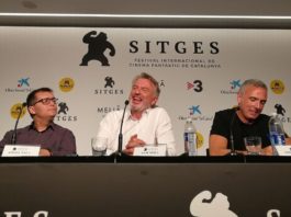 Sam Neill en SITGES 2019: “No me importaría ser un superhéroe” Sam Neill, quien volverá al papel de Alan Grant en ‘Jurassic World 3’, entre Ángel Sala y Mike Hostench, responsables del Festival de Sitges. Foto: Daniel Fumero