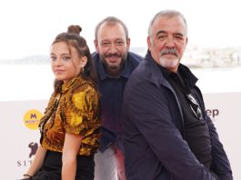 SITGES 2019: ‘CUERDAS’, el realismo al servicio del fantástico Los protagonistas de 'Cuerdas', Paula del Río y Miguel Ángel Jenner, junto al director José Luis Montesinos.
