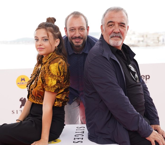 Los protagonistas de 'Cuerdas', Paula del Río y Miguel Ángel Jenner, junto al director José Luis Montesinos.