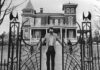 ‘EL VISITANTE’ Y ‘FROM A BUICK 8’: Nuevas adaptaciones de Stephen King Fotografía de Stephen King a las puertas de su mansión en Bangor, Maine, a finales de 1982.