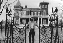 ‘EL VISITANTE’ Y ‘FROM A BUICK 8’: Nuevas adaptaciones de Stephen King Fotografía de Stephen King a las puertas de su mansión en Bangor, Maine, a finales de 1982.