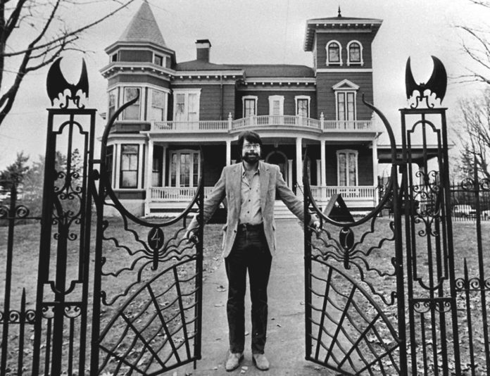 Fotografía de Stephen King a las puertas de su mansión en Bangor, Maine, a finales de 1982.