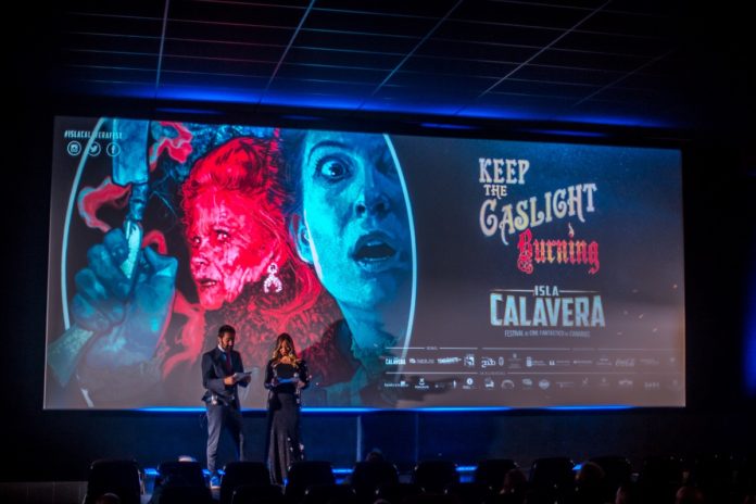 Momento de la Gala de Apertura del Festival Isla Calavera 2018, en la que se proyectó el cortometraje 'Keep the gaslight burning', protagonizado por Rick Baker, quien este año visitará Tenerife para recoger un premio honorífico. Momento de la Gala de Apertura del Festival Isla Calavera 2018, en la que se proyectó el cortometraje 'Keep the gaslight burning', protagonizado por Rick Baker, quien este año visitará Tenerife para recoger un premio honorífico.