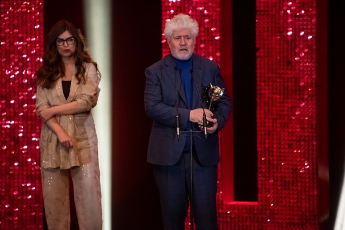 Pedro Almodóvar subió varias veces al escenario de los Premios Feroz 2020 a recoger sus galardones.