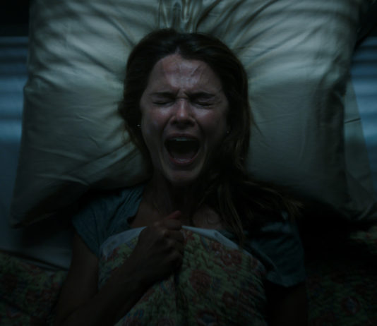 «Vendrá a por mí»: Primer tráiler de ‘ANTLERS: CRIATURA OSCURA’, producida por Guillermo del Toro Keri Russell es Julia Meadows en Antlers: Criatura oscura.