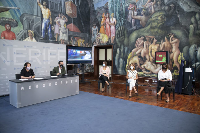 En la rueda de prensa también participaron dos representantes del Ayuntamiento de Santa Cruz de Tenerife, la concejal de Cultura, Gladys de León, y la responsable de la Sociedad de Desarrollo, Evelyn Alonso; además de la concejal de Cultura del Ayuntamiento de La Laguna, Yaiza López.