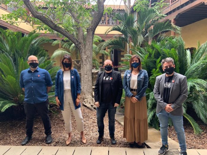 Daniel Fumero, Yaiza López Landi (concejala de Cultura de La Laguna), Carlos Areces, Evelyn Alonso ( delegada de Sociedad de Desarrollo de Santa Cruz de Tenerife), y Ramón González Trujillo, en la presentación del Festival Isla Calavera 2020.