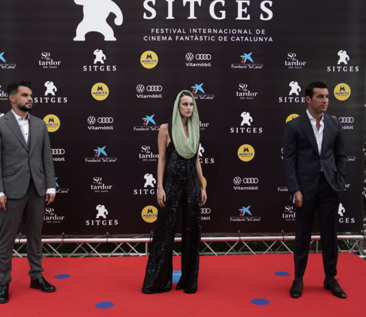 ‘NO MATARÁS’ deja huella en Sitges El director David Victori y los protagonistas de ‘No matarás’, Milena Smit y Mario Casas, en la alfombra roja previa al estreno en Sitges.