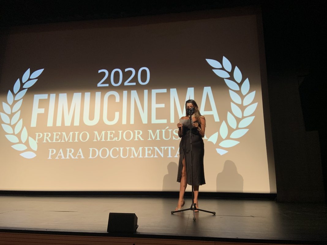 Raquel Toste presenta el Premio Fimucinema a la mejor música para documental.