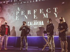 El Jurado y el público del FESTIVAL ISLA CALAVERA coinciden: ‘COSMÉTICA DEL ENEMIGO’, de Kike Maíllo, mejor largometraje Los codirectores del Festival Isla Calavera, Daniel Fumero y Ramón González Trujillo, y los presentadores Miguel Ángel Rodríguez y Vanesa Bocanegra, en la proyección de 'Cosmética del enemigo'.