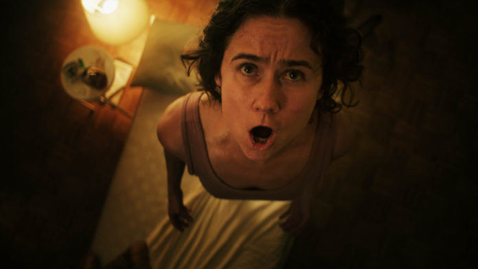 En ‘Knocking’, la protagonista enloquece al escuchar extraños ruidos en su apartamento, mientras sus vecinos aseguran no escuchar nada.