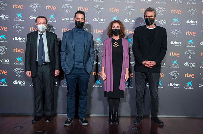 En el centro, Daniel Rovira y Ana Belén, junto a Mariano Barroso, presidente de la Academia de Cine y el notario Federico Garayalde Niño.