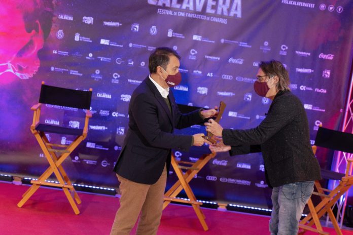 José Manuel Bermúdez (alcalde de Santa Cruz de Tenerife) entrega el Premio Isla Calavera S. S. Venture a Elio Quiroga.