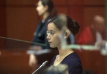 Crítica: LA CHICA DEL BRAZALETE. Autopsia Melissa Guers interpreta a ‘La chica del brazalete’, acusada de haber asesinado a su mejor amiga.