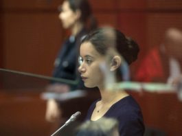 Crítica: LA CHICA DEL BRAZALETE. Autopsia Melissa Guers interpreta a ‘La chica del brazalete’, acusada de haber asesinado a su mejor amiga.