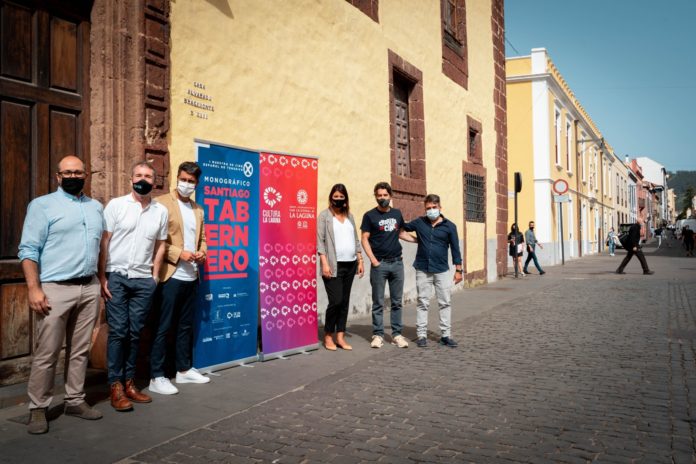 De izquierda a derecha, Daniel Fumero, Santiago Tabernero, Luis Yeray Gutiérrez, Yaiza López Landi, Eduardo Noriega y Ramón González Trujillo, en el casco histórico de La Laguna.